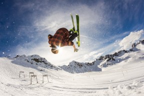 开云体育app-奥斯梅恩关键回合不手软，当法国铁壁遇上勒沃库森，欧冠新王如何加冕？