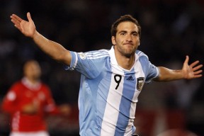 开云下载-F1新赛季揭幕战焦点战，广东队制霸篮网，速度与激情的双重奏